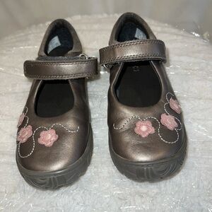 Clarks 9.5C Girls' Metallic Gray Mary Jane Shoes with Pink Floral Design